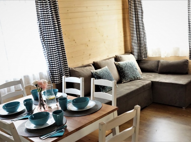 Domki Letniskowe BalosPok&oacute;j dzienny w domku 7/8 osobowym