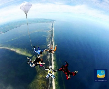 Wielbiciele skok&oacute;w spadochronowych powinni wybrać się na Lotnisko w Jastarni, oddalone około 33 kilometr&oacute;w od Karwi.